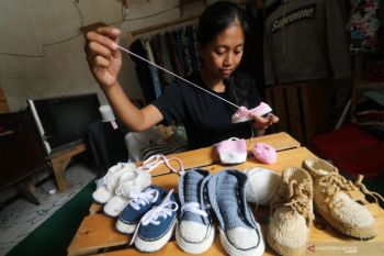 Kerajinan sepatu rajut balita