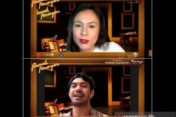 Reza Rahadian dan Wulan Guritno meramaikan pentas teater "Rumah Kenangan"