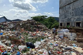 Pemkot Mataram mengkaji alternatif relokasi TPST Sweta