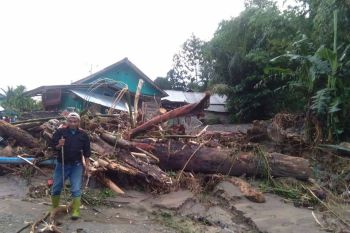 Camat: Pengungsi korban banjir Kulawi  butuh air dan selimut