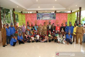Lestarikan budaya, peragaan seni tari kuda gepang dan wayang orang HSS
