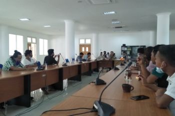 Kesal jalan rusak, warga gedor Kantor Dewan Lombok Tengah