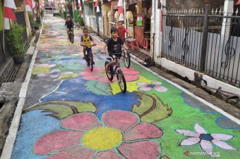 Warga Bandung sambut HUT RI dengan melukis jalan