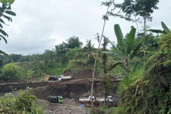 Diduga Ilegal, Camat bilang tambang galian C di Desa Karangsidmen Loteng berizin