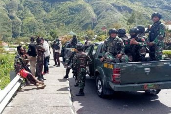 Polres Puncak Jaya gelar razia dan bagikan bendera ke warga Kota Mulia