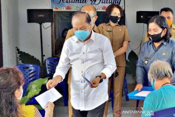 Wali Kota serahkan BLT kepada warga Bitung