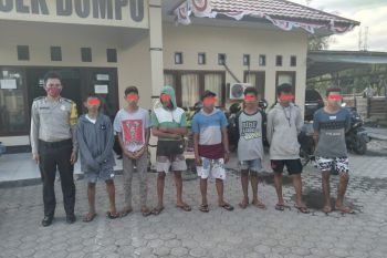 Ditegur jangan ribut di warungnya karena ganggu pembeli, sejumlah pemuda keroyok pedagang hingga babak belur