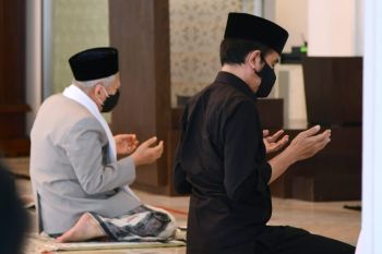Presiden Jokowi shalat Jumat di Masjid Baiturrahim wapres khatib