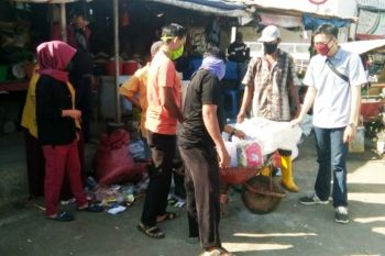 PD Makassar Raya bersihkan sampah di 18 titik pasar tradisional