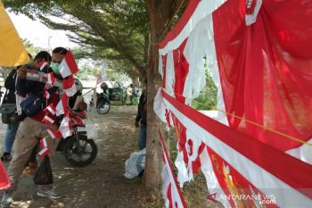 Penjual atribut kemerdekaan berharap penghasilan tak turun