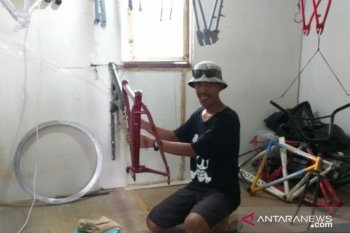 Jasa cat ulang sepeda raup untung saat pandemi corona