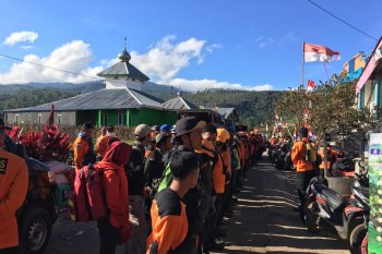 Sambut HUT Kemerdekaan RI, Basarnas Makassar Siaga Merah Putih di Gunung Bawakaraeng