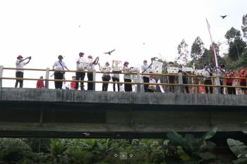 Jelang HUT ke-75 Kemerdekaan RI,  ribuan ekor burung dilepasliarkan