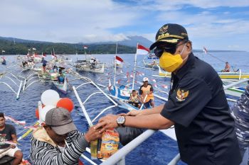Pemerintah Kabupaten Sangihe serahkan bantuan bahan pangan kepada nelayan