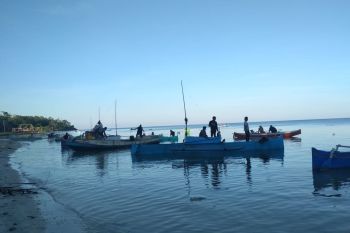 Ratusan nelayan ikut membantu pencarian korban nelayan jatuh ke laut