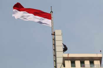 Pengibaran Bendera di Atas Hotel
