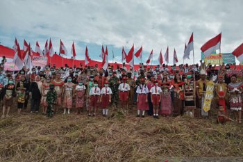 Giant White and Red flag hoisted in Indonesia-Malaysia border area