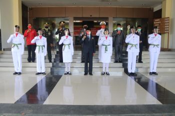 Wali Kota Jayapura kukuhkan enam Paskibraka HUT ke-75 Kemerdekaan RI