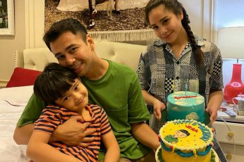 Raffi Ahmad divaksin, keluarga  nonton bareng