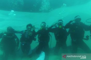 Sambut HUT RI, Sembilan penyelam kibarkan bendera merah putih di bawah laut