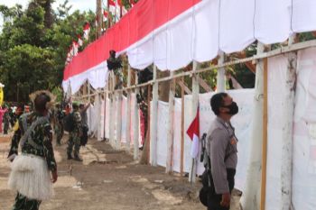 Bendera merah putih sepanjang 75 meter dibentang di Edera Mappi