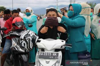 PKK Kecamatan Kuranji bagikan 300 masker gratis cegah penularan COVID-19