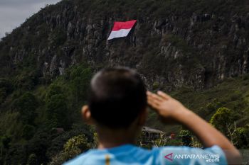Pemasangan bendera Merah Putih di Gunung Batu