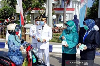 Usai upacara hari Kemerdekaan RI, Bupati Barut bagikan masker