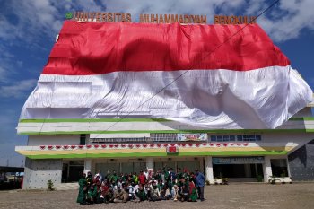 Mahasiswa Universitas Muhammadiyah Bengkulu kibarkan kain merah putih raksasa