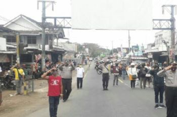 Unik! Peringatan detik-detik HUT RI digelar di Jalan Raya Loteng (Video)