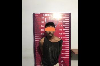 Rasa memilikinya benar-benar tinggi, pemuda 23 tahun ini embat dua ekor kambing yang berkeliaran di jalan
