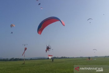 Paramotor pilots hoist national Red-White flag at 2,020-m elevation