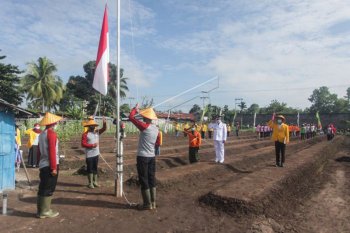 Upacara Bendera Merah Putih Di Lahan Kebun