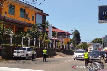 Warga Jayapura berdiri tegak tiga menit saat detik-detik Proklamasi