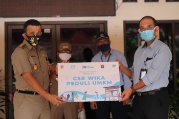 WIKA salurkan bantuan gerobak untuk warga  Jakarta Timur