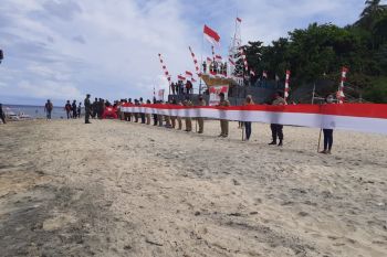 Bendera Merah Putih sepanjang 545 meter dibentangkan di Pulau Nanedakele Sangihe