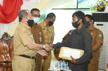 Aksi heroik pemanjat tiang bendera dapat penghargaan dari Plh Bupati Bengkalis