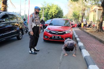 Provos Polda Sulsel mendisiplinkan anggota Polri terkait protokol kesehatan