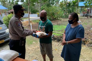 Binmas Polda Papua bagikan 240 karung beras ke warga