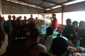 Bupati Hendrajoni dan sejumlah pejabat Pesisir Selatan "patungan" renovasi jalan di Koto Tinggi