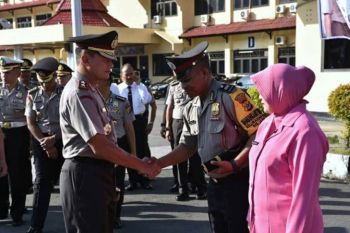 Aiptu Naufal, penerima Pin Emas Kapolri itu melayani pasien COVID-19