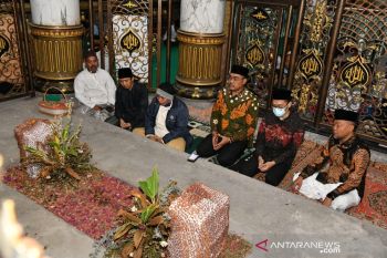 Wakil rakyat ini cari berkah ke makam para wali dan Raja Madura