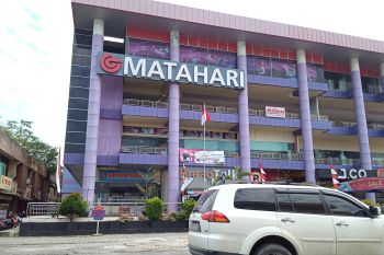 Pedagang SPR Plaza Padang terpaksa pakai genset. Ini alasannya