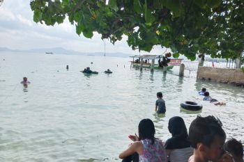 Wisatawan lokal ramai kunjungi wisata pantai pada libur cuti bersama
