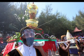 Tradisi larung sesaji di bulan Suro