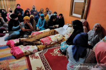 Kecewa kepada pacarnya, seorang mahasiswi gantung diri di kusen pintu kamar