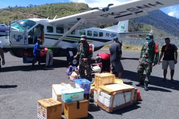 Prajurit TNI lakukan penyemprotan disinfektan di bandara Illu
