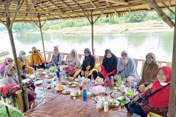 DWP Sekretariat Pemda Kampar mendengarkan tausiah sambil nikmati pesona alam