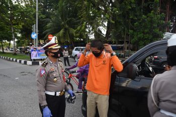 Ditlantas Polda Sumbar bagikan ratusan masker antisipasi penyebaran COVID-19