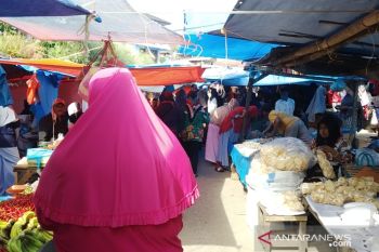 Kasus positif melonjak, Pasar Nagari di Tanah Datar ramai tanpa menggunakan masker